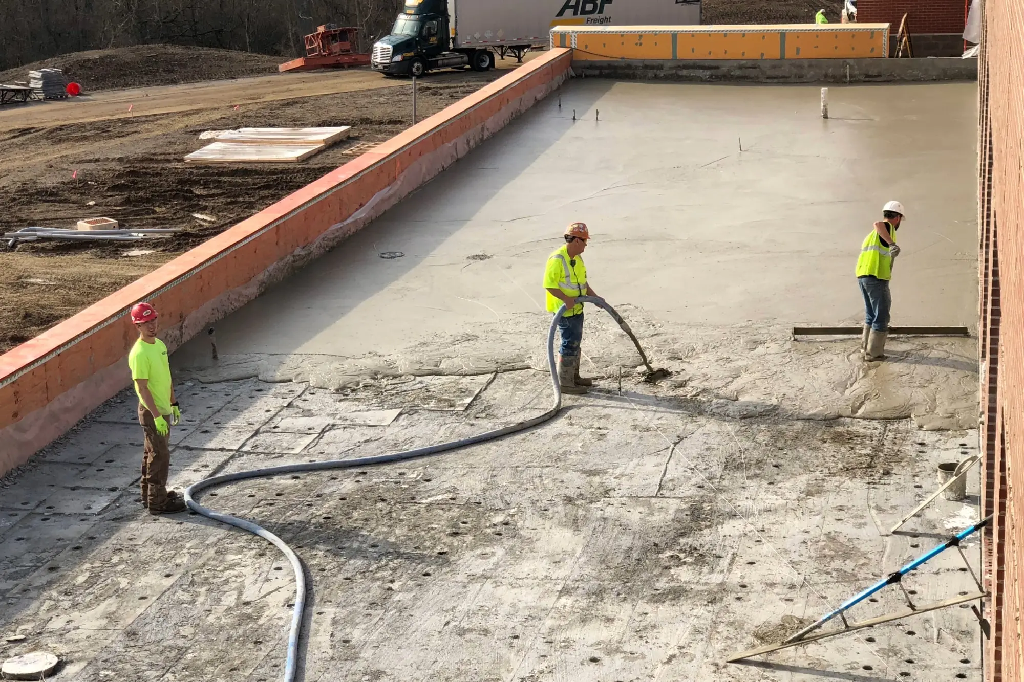 Elastizell Systems applying lightweight insulating concrete to install a roof deck in Pittsburgh, Pennsylvania, for enhanced thermal efficiency and durability